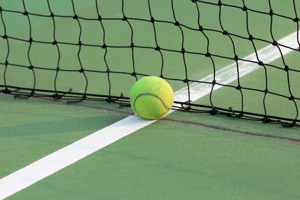 Tennisbal op Tennisbaan — Stockfoto