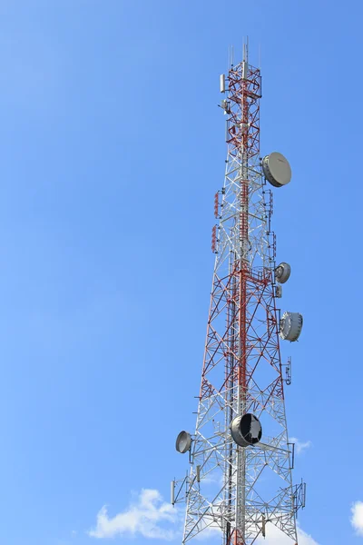 Torre de comunicaciones con sus antenas de telecomunicaciones —  Fotos de Stock