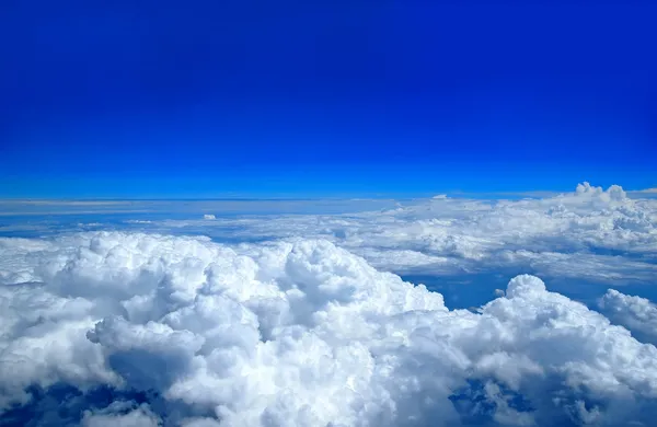 Modrá obloha a bílý mrak — Stock fotografie