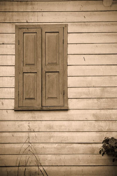 Fenêtre dans la vieille maison en bois — Photo