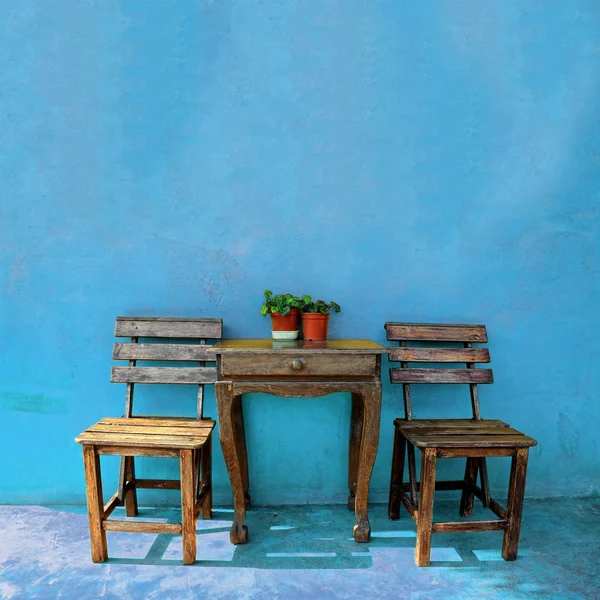 Cadeira e mesa de madeira vintage velho — Fotografia de Stock