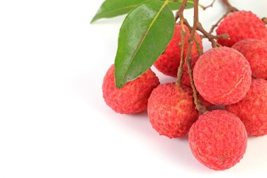 Beyaz arka planda izole edilmiş taze lychees