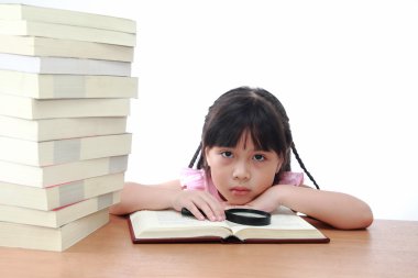 güzel küçük ve kitap okuma ciddi Asyalı kız