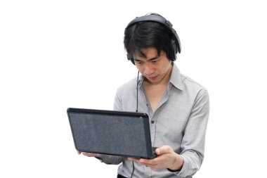 işadamı kulaklık ve defter ile ciddi