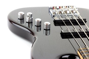 Beyaz arka plan üzerinde izole elektrik bas gitar