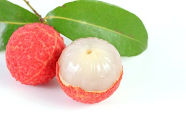 Beyaz arka planda izole edilmiş taze lychees