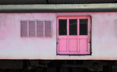 pencere ve kapı eski tren rengini pembe