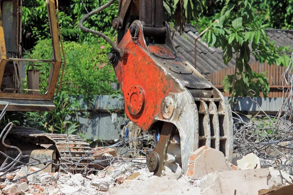 Primer plano Excavadora pesada Destruyó el edificio —  Fotos de Stock