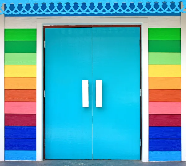 Bunte Tür aus Holz — Stockfoto