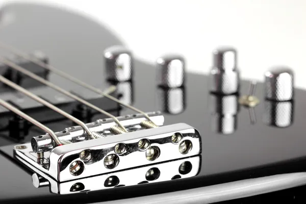 Elektryczna gitara basowa na białym tle — Zdjęcie stockowe