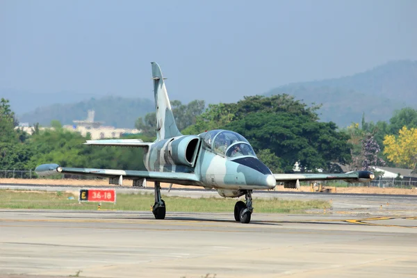 Militaire jet op de lucht de landing — Stockfoto