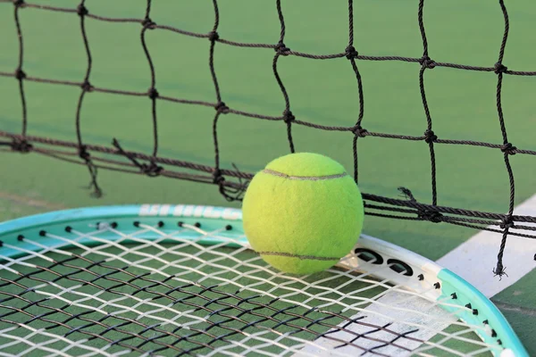 Tennis ball on tennis court — Stock Photo, Image