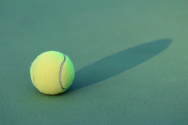 Pelota de tenis en pista de tenis —  Fotos de Stock