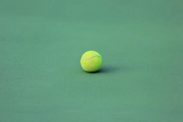 Pelota de tenis en pista de tenis —  Fotos de Stock