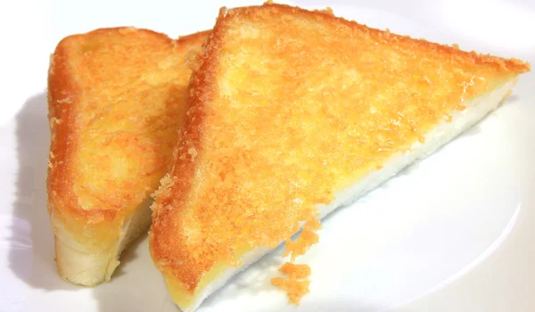 흰 접시 위의 빵 과 버터 — 스톡 사진