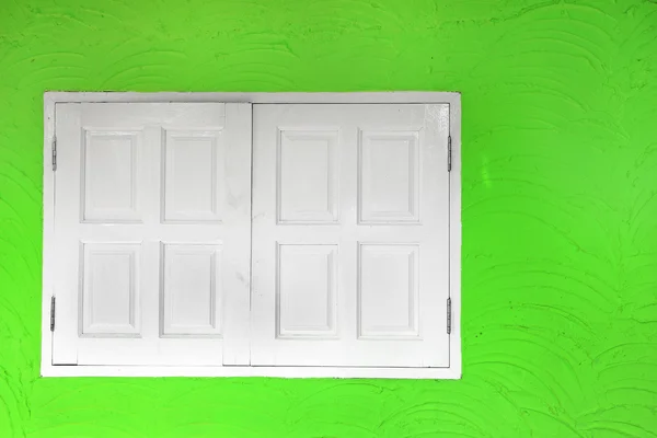 Ventana de madera blanca en pared verde —  Fotos de Stock