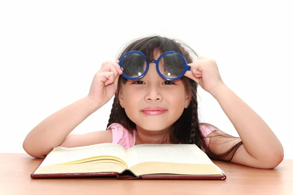 Asiática niña leyendo un libro aislado en un sobre blanco backgr — Foto de Stock