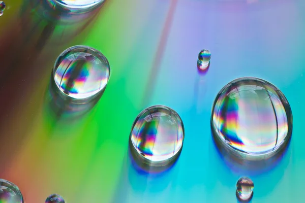 Σταγόνες νερού με ουράνιο τόξο χρώμα — Φωτογραφία Αρχείου