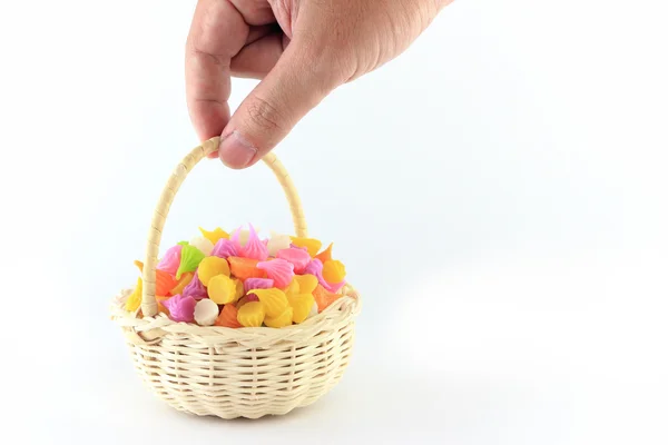 Mantenga a mano colorido dulce estilo tailandés postre en cesta —  Fotos de Stock