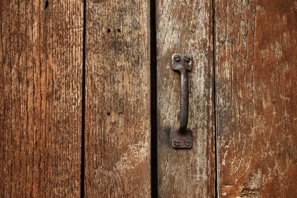 Handle on the old wooden door — Stock Photo, Image
