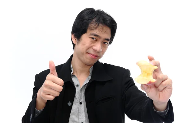 Glücklich lächelnder Geschäftsmann zeigt Daumen-hoch-Geste mit Apfel — Stockfoto