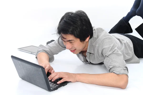 Gelukkig lachend zakenman werken met laptop. — Stockfoto