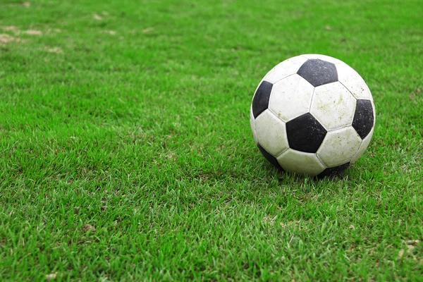 Yeşil çimenlerin üzerinde futbol — Stok fotoğraf