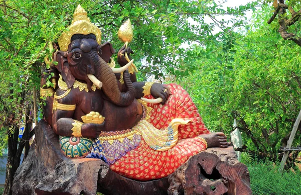 Ganesh tallado en madera en la naturaleza —  Fotos de Stock