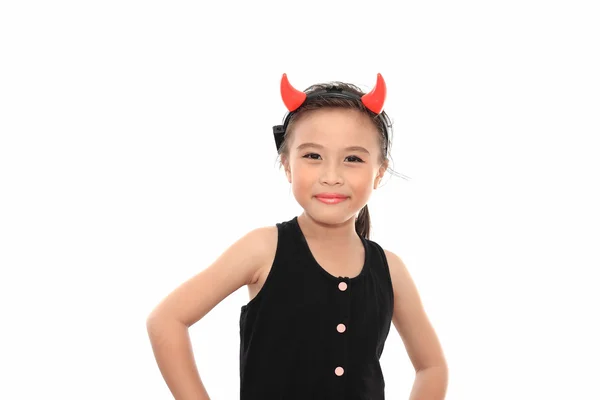 Assustador bonito pouco ásia menina no preto halloween traje — Fotografia de Stock