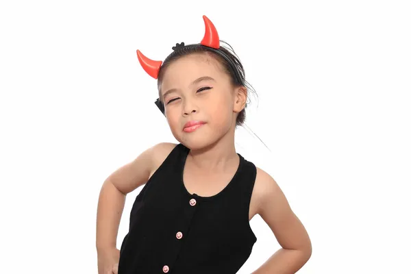 Spaventoso carino poco asiatico ragazza in nero halloween costume — Foto Stock
