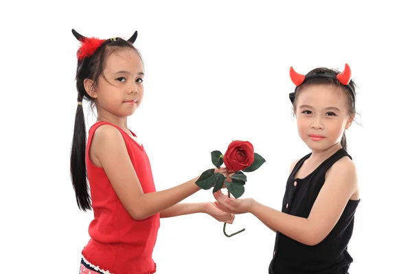 怖いかわいい小さなアジアの女の子の親友黒と赤の崇敬します。 — ストック写真