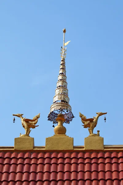 Temple thaïlandais toits dorés — Photo