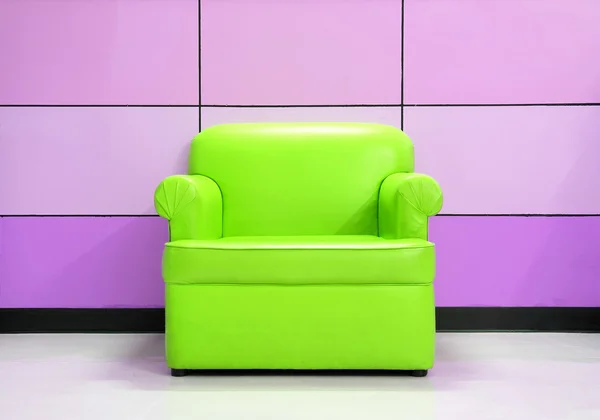 Groene sofa en moderne muur — Stockfoto