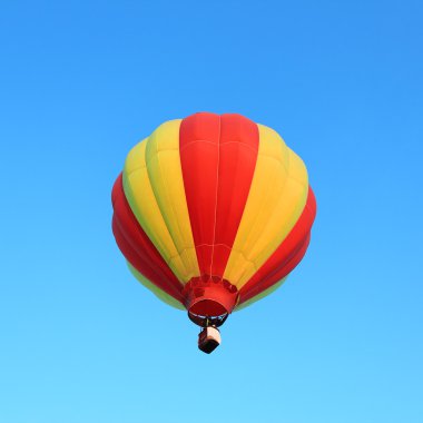 mavi gökyüzünde hor hava balonu