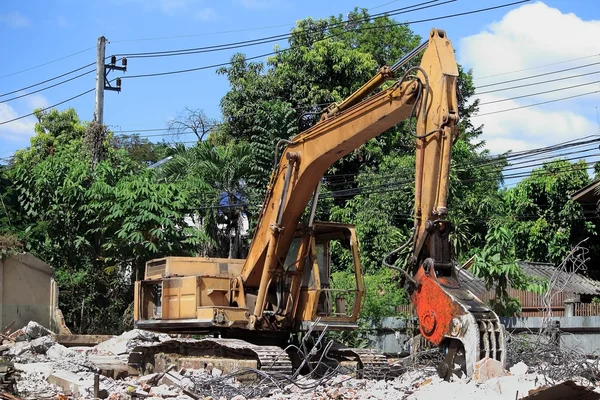 Heavy excavator Destroyed the building — Stock Photo, Image