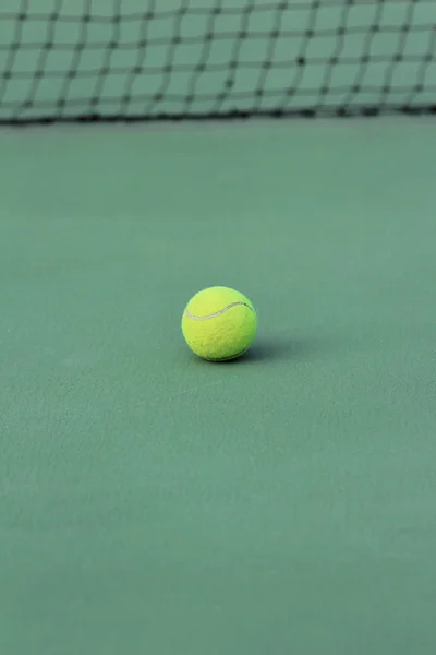 Pelota de tenis en pista de tenis —  Fotos de Stock