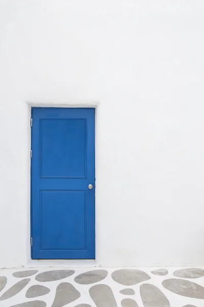 Mur blanc avec porte bleue — Photo