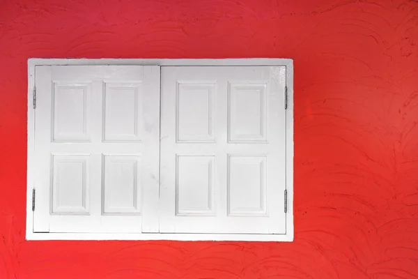 Bílé dřevěné okno na červené zdi — Stock fotografie