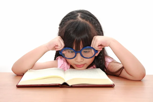 Азиатская девочка читает книгу, изолированную на белом фоне — стоковое фото