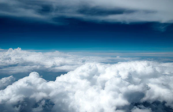 Cielo azul con nubes blancas — Foto de Stock