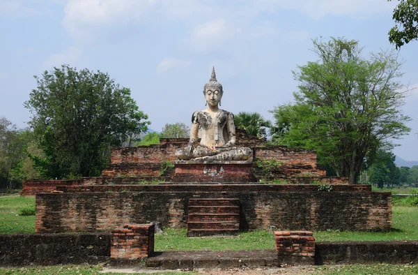 Boeddha zitten op ruïnes tempel — Stockfoto