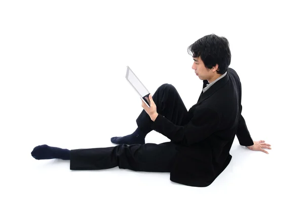 Geschäftsmann entspannt mit digitalem Tablet sitzen — Stockfoto