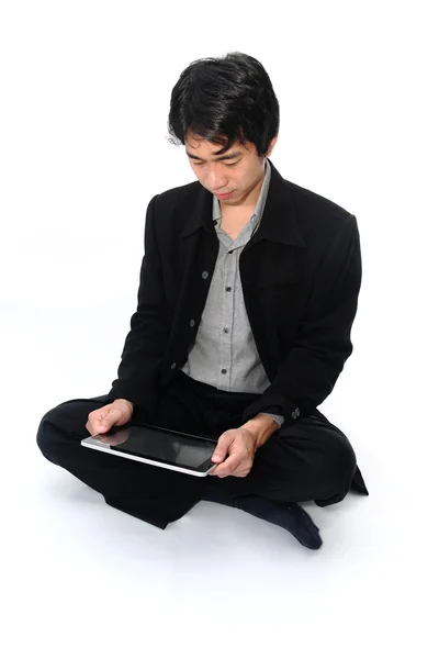 Iş adamı rahat oturan bir dijital tablet ile — Stok fotoğraf