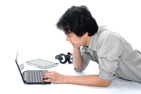 Zakenman werkt aan laptop — Stockfoto