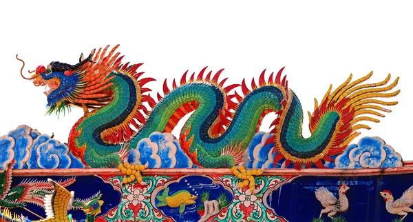 Estatua de dragón de estilo chino en el techo blanco aislado backgroun — Foto de Stock