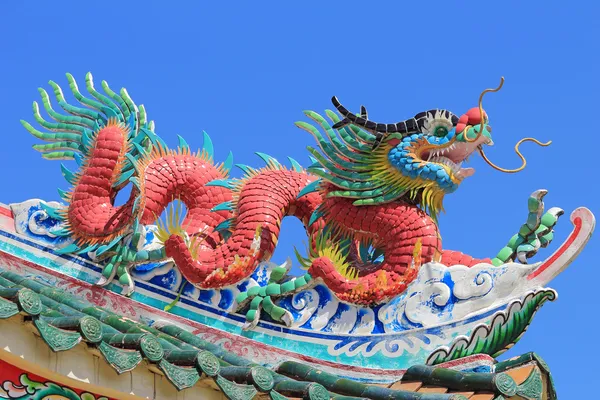 Estátua de dragão estilo chinês — Fotografia de Stock