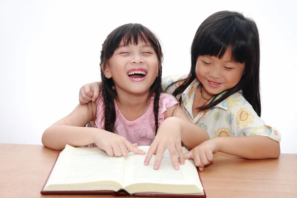 Lindo poco asiático chica feliz lectura libro — Foto de Stock