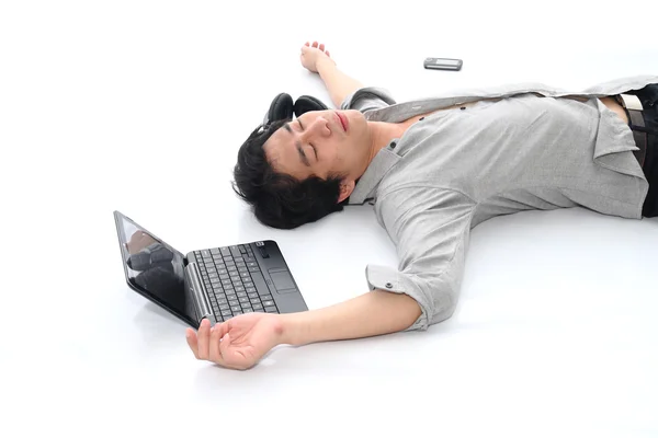 Erschöpfter und müder Geschäftsmann schläft im Büro auf Laptop — Stockfoto