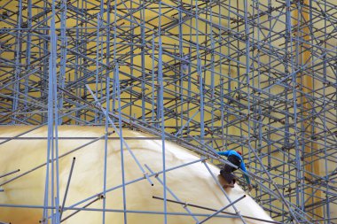 Altın buddha çalışan ressam