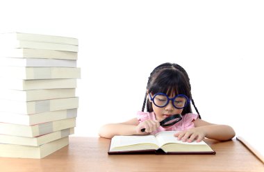 Büyüteç ile okuma öğrenci